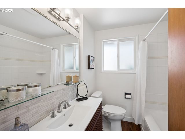 1885 Sw HUNTINGTON Ave, Portland, OR 97225