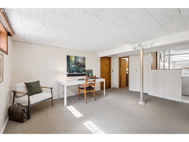 1885 Sw HUNTINGTON Ave, Portland, OR 97225