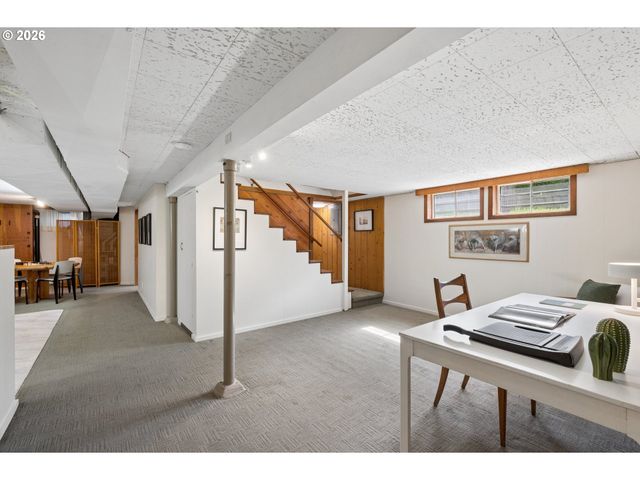 1885 Sw HUNTINGTON Ave, Portland, OR 97225