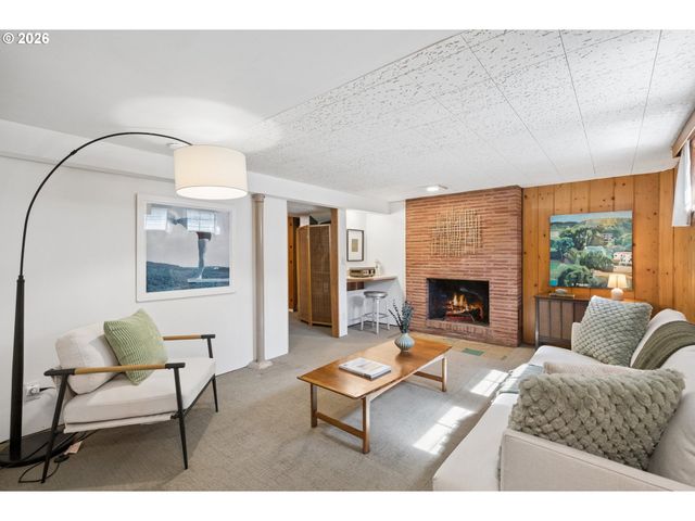 1885 Sw HUNTINGTON Ave, Portland, OR 97225