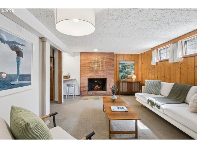 1885 Sw HUNTINGTON Ave, Portland, OR 97225