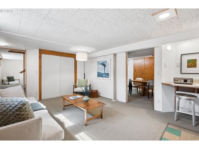 1885 Sw HUNTINGTON Ave, Portland, OR 97225