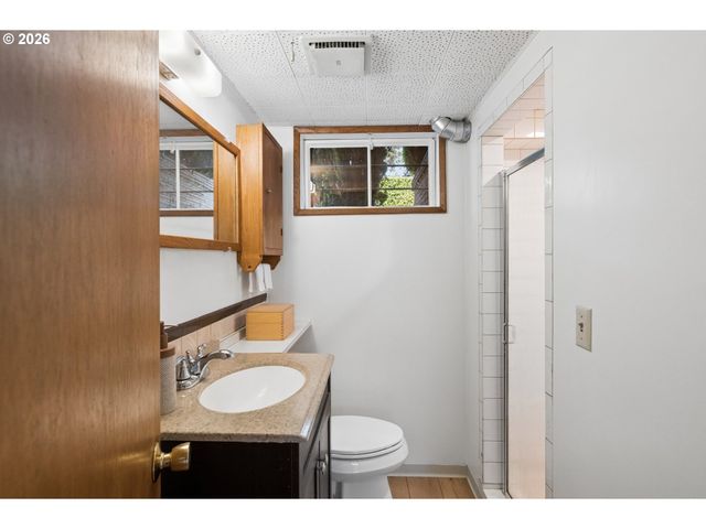 1885 Sw HUNTINGTON Ave, Portland, OR 97225