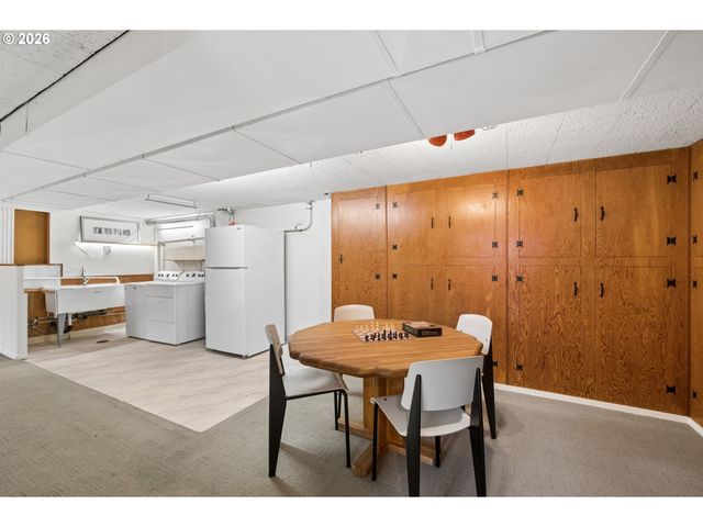 1885 Sw HUNTINGTON Ave, Portland, OR 97225