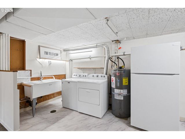 1885 Sw HUNTINGTON Ave, Portland, OR 97225