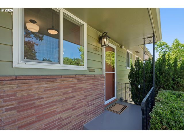 1885 Sw HUNTINGTON Ave, Portland, OR 97225