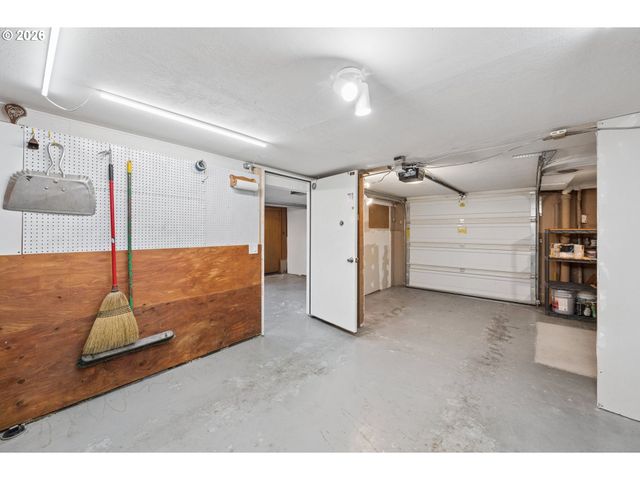 1885 Sw HUNTINGTON Ave, Portland, OR 97225