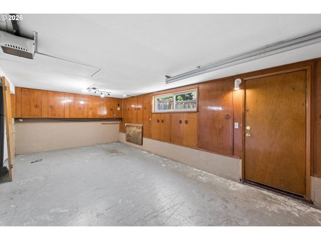 1885 Sw HUNTINGTON Ave, Portland, OR 97225
