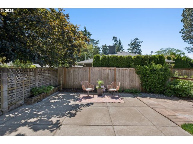 1885 Sw HUNTINGTON Ave, Portland, OR 97225
