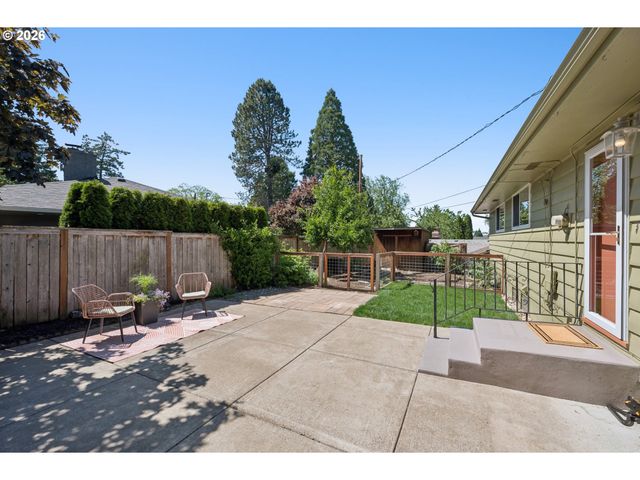 1885 Sw HUNTINGTON Ave, Portland, OR 97225