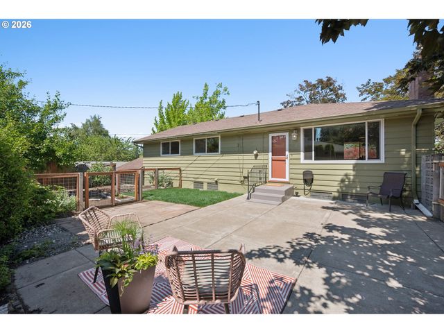 1885 Sw HUNTINGTON Ave, Portland, OR 97225