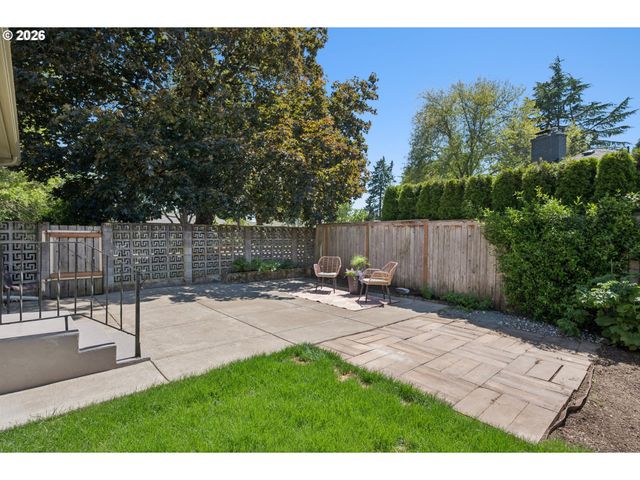 1885 Sw HUNTINGTON Ave, Portland, OR 97225