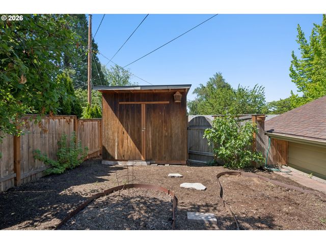 1885 Sw HUNTINGTON Ave, Portland, OR 97225