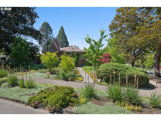 1885 Sw HUNTINGTON Ave, Portland, OR 97225