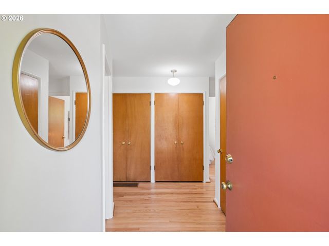 1885 Sw HUNTINGTON Ave, Portland, OR 97225
