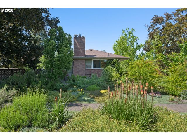 1885 Sw HUNTINGTON Ave, Portland, OR 97225