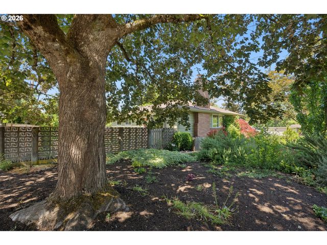 1885 Sw HUNTINGTON Ave, Portland, OR 97225