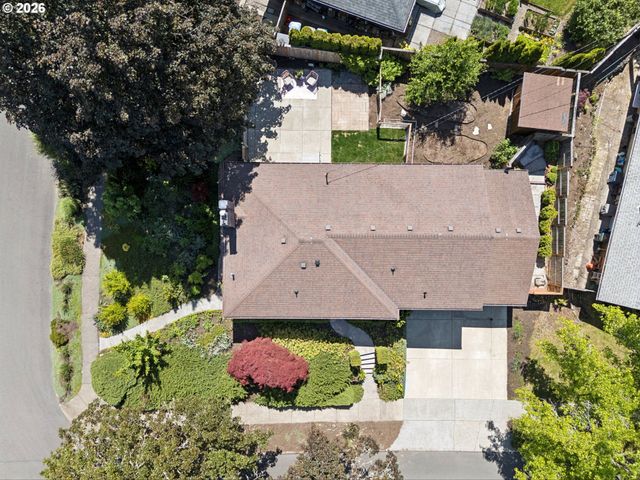 1885 Sw HUNTINGTON Ave, Portland, OR 97225