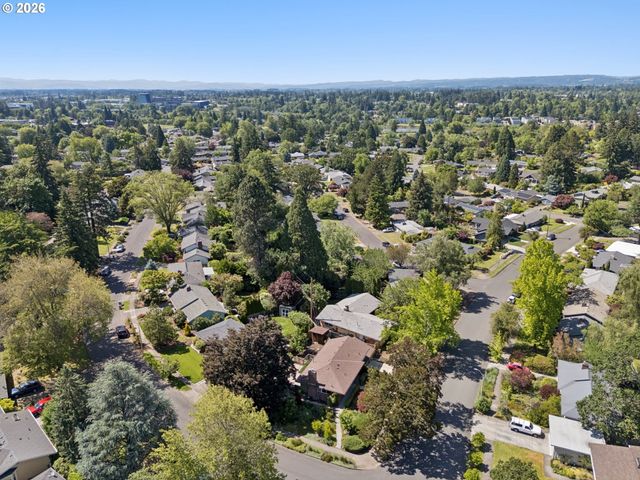 1885 Sw HUNTINGTON Ave, Portland, OR 97225