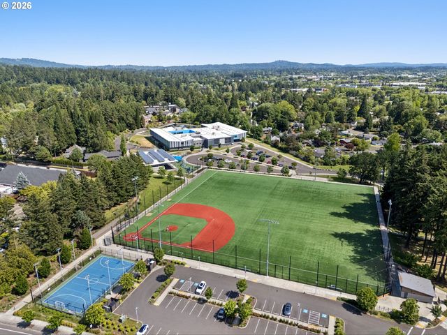 1885 Sw HUNTINGTON Ave, Portland, OR 97225