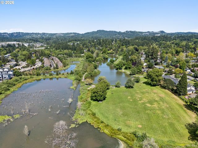 1885 Sw HUNTINGTON Ave, Portland, OR 97225
