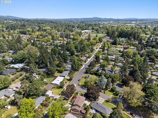 1885 Sw HUNTINGTON Ave, Portland, OR 97225
