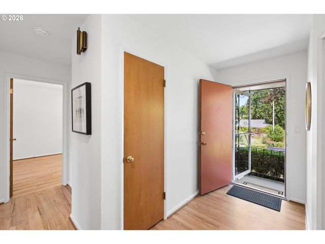 1885 Sw HUNTINGTON Ave, Portland, OR 97225