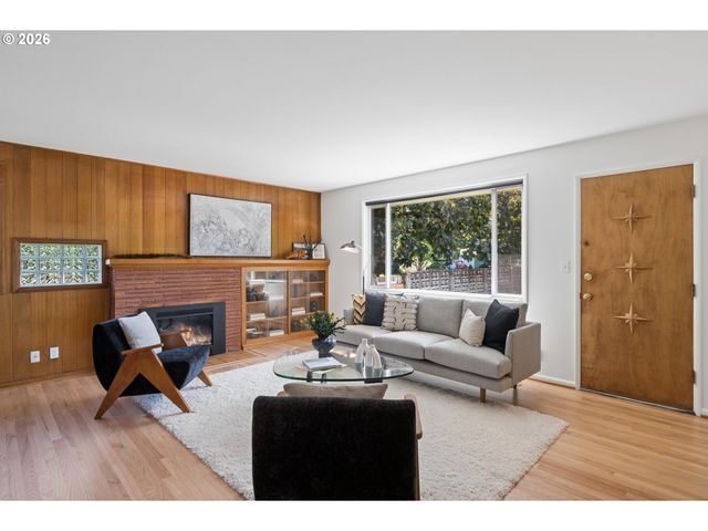 1885 Sw HUNTINGTON Ave, Portland, OR 97225