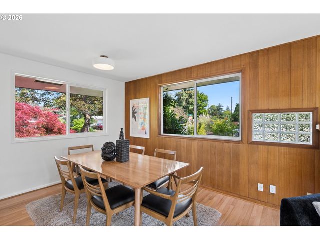 1885 Sw HUNTINGTON Ave, Portland, OR 97225