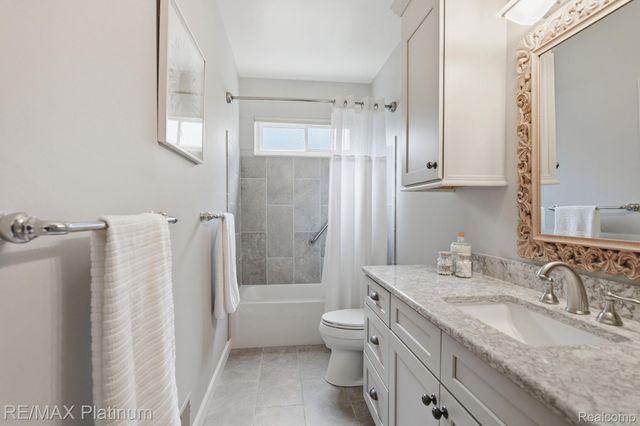2508 Signature Drive, Hamburg Township, MI 48169