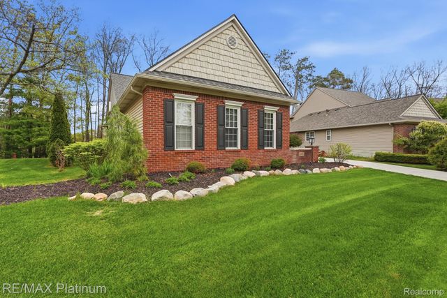 2508 Signature Drive, Hamburg Township, MI 48169