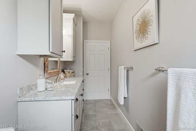 2508 Signature Drive, Hamburg Township, MI 48169