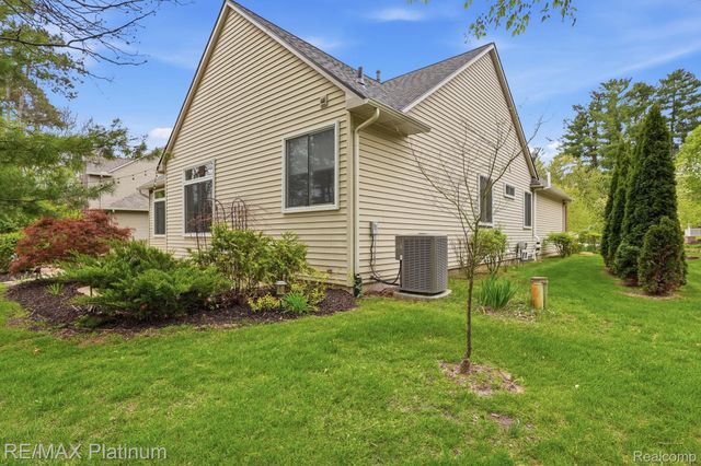 2508 Signature Drive, Hamburg Township, MI 48169