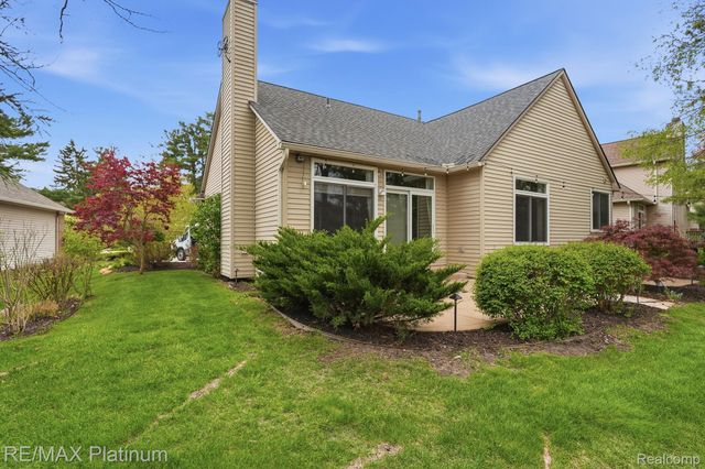2508 Signature Drive, Hamburg Township, MI 48169
