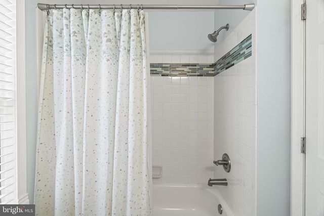 16 FOXCHASE DR, Burlington Township, NJ 08016