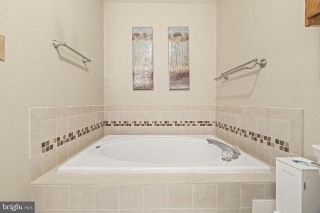 16 FOXCHASE DR, Burlington Township, NJ 08016