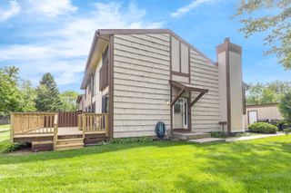 563 N Woodfield Trail, Roselle, IL 60172