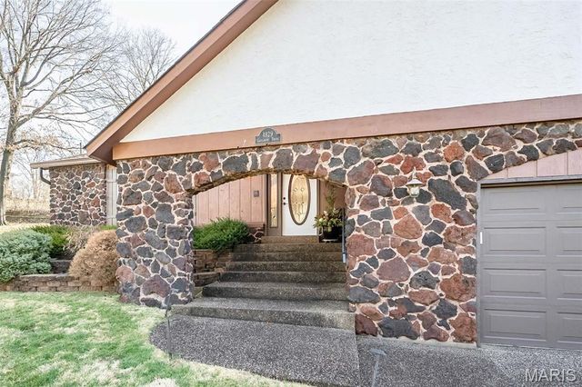 4829 Gatesbury Drive, St Louis, MO 63128