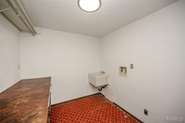 4829 Gatesbury Drive, St Louis, MO 63128