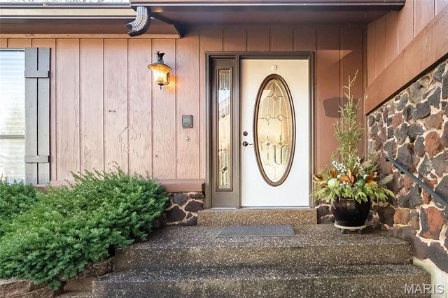 4829 Gatesbury Drive, St Louis, MO 63128