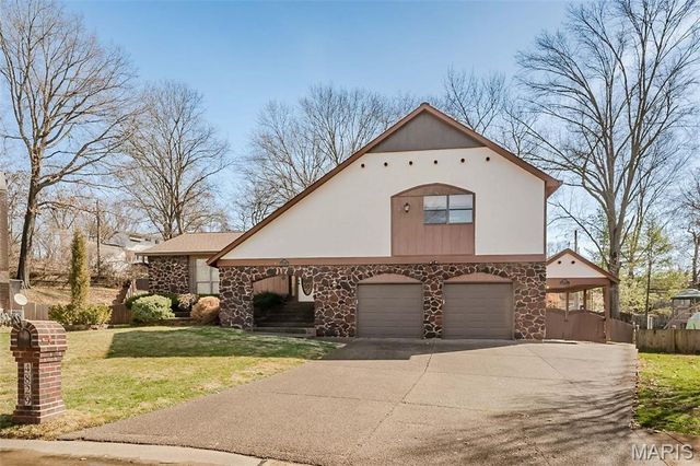 4829 Gatesbury Drive, St Louis, MO 63128