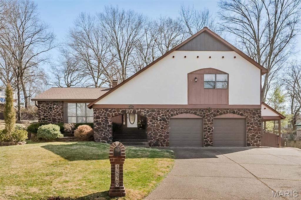 4829 Gatesbury Drive, St Louis, MO 63128