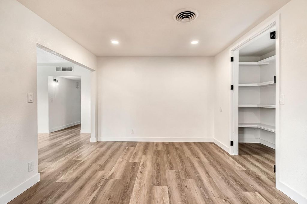 Image 10 of property listing at 130 W Celeste Avenue, Fresno, CA 93704