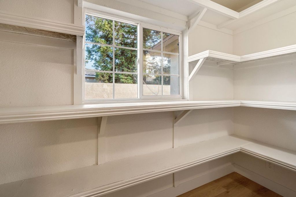 Image 11 of property listing at 130 W Celeste Avenue, Fresno, CA 93704