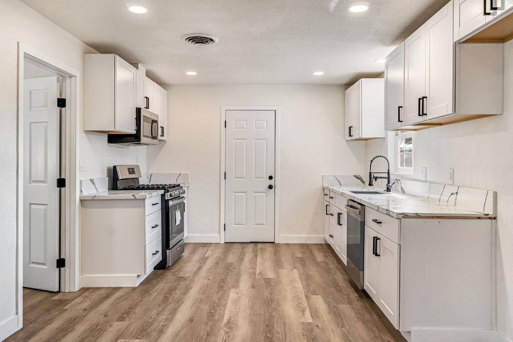 Image 12 of property listing at 130 W Celeste Avenue, Fresno, CA 93704