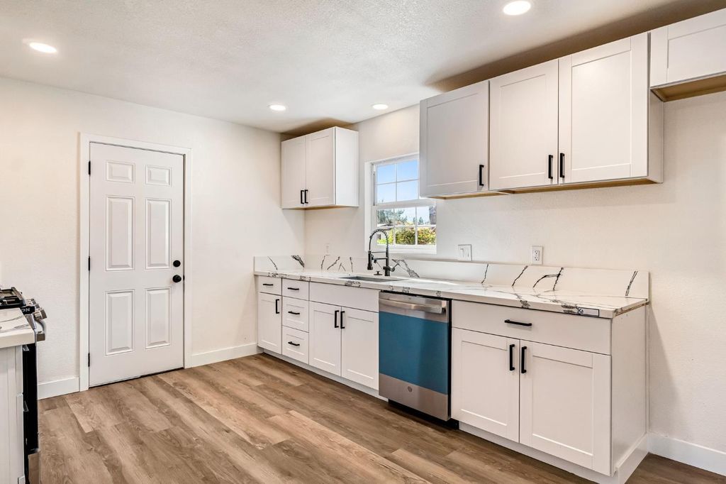 Image 13 of property listing at 130 W Celeste Avenue, Fresno, CA 93704