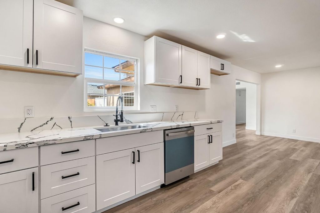 Image 15 of property listing at 130 W Celeste Avenue, Fresno, CA 93704