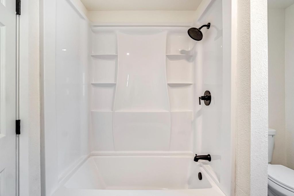 Image 26 of property listing at 130 W Celeste Avenue, Fresno, CA 93704