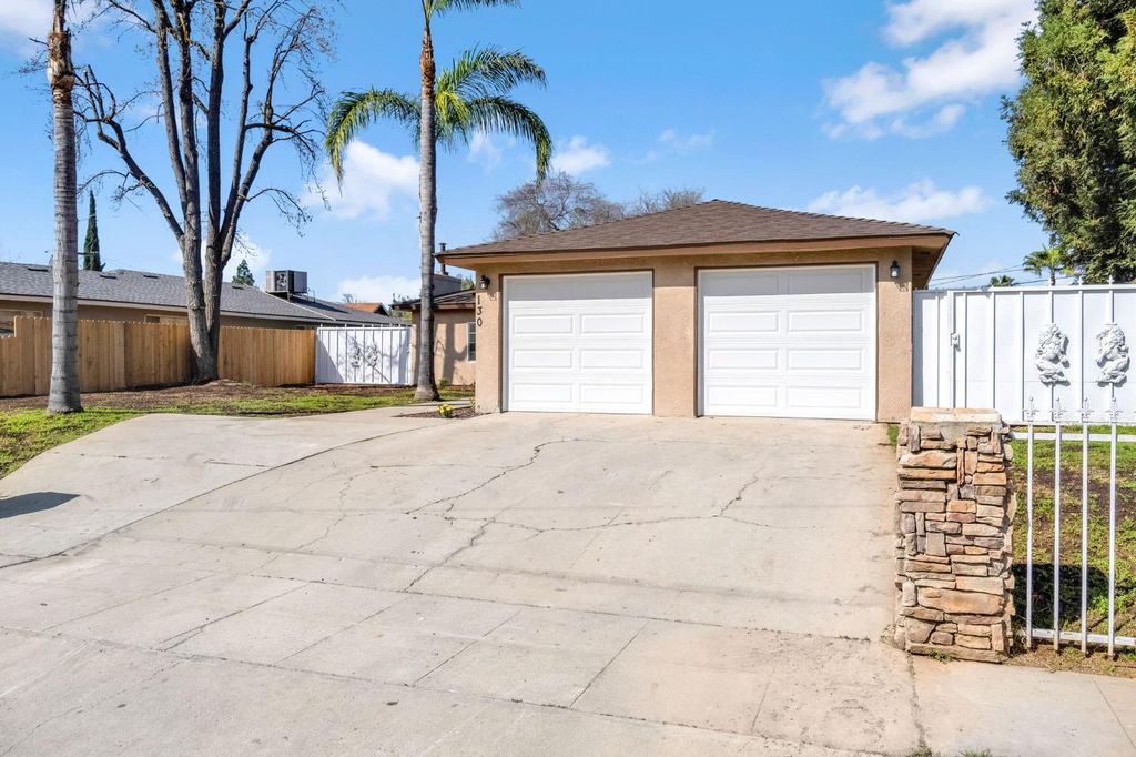Image 3 of property listing at 130 W Celeste Avenue, Fresno, CA 93704