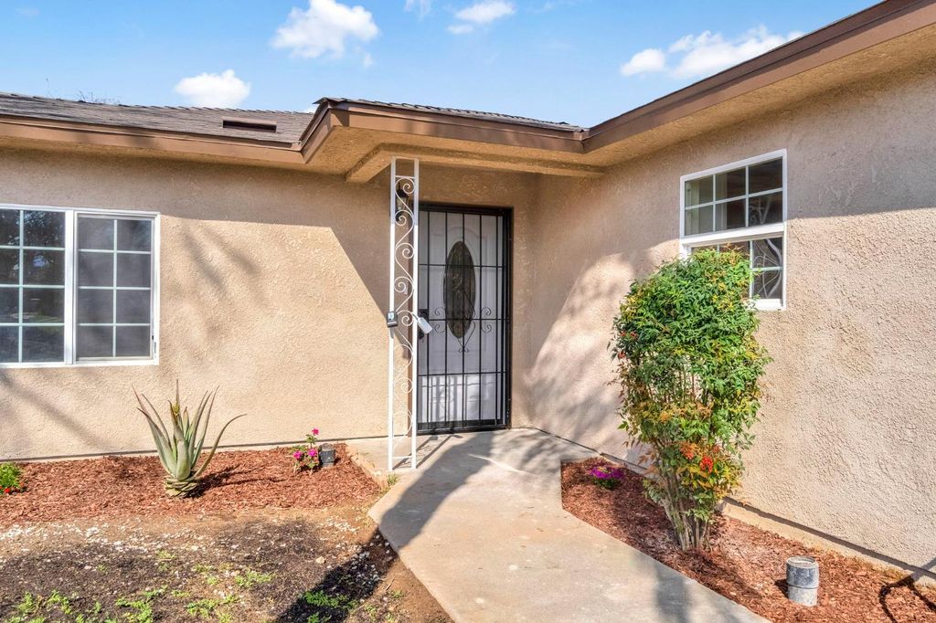 Image 4 of property listing at 130 W Celeste Avenue, Fresno, CA 93704